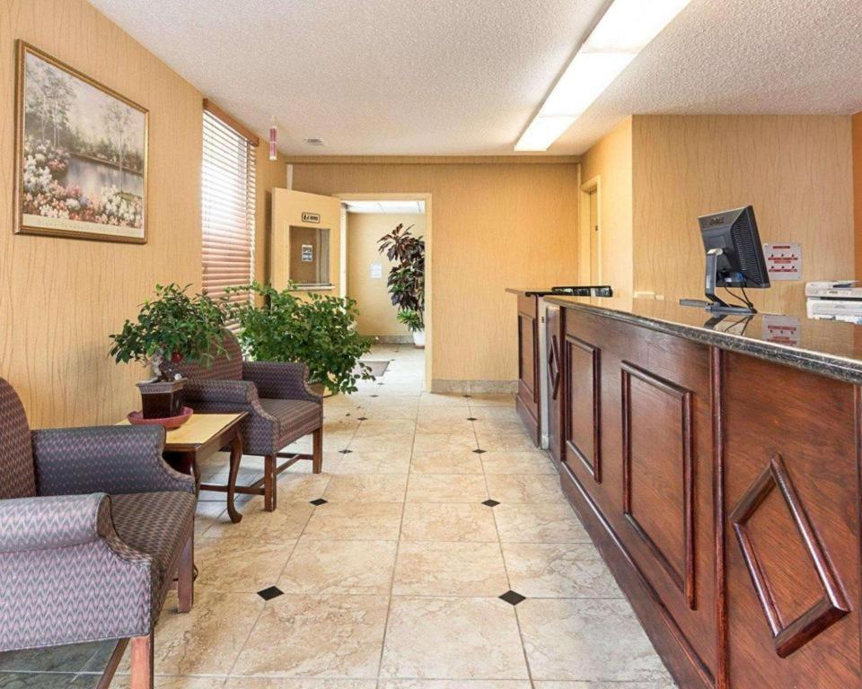 Econo Lodge Near Quantico Marine Base Dumfries Extérieur photo